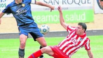 <b>VICTORIA. </b>Borja disputa balón en la goleada del filial a domicilio.