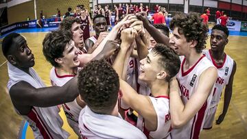 La Selecci&oacute;n Sub-16 celebra su pase a octavos del Europeo.