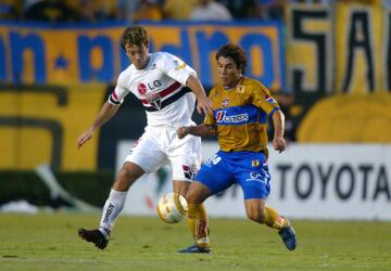 Antes de jugar en las Águilas del América, Cabañas vistió la camiseta de Tigres en 2005 para la Copa Libertadores.