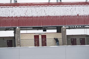 Los operarios de Las Gaunas se afanan en limpiar la nieve de las instalaciones