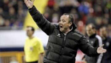 El t&eacute;cnico del Levante UD, Juan Ignacio Mart&iacute;nez, da instrucciones a sus jugadores desde la banda durante el partido contra el Melilla correspondiente a la vuelta de los dieciseisavos de final de la Copa del Rey.