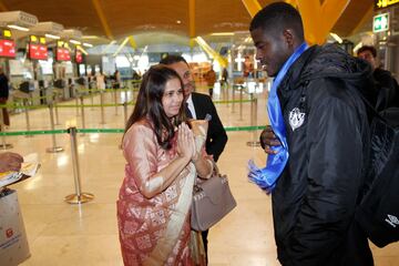 La embajadora de Nepal en España entrega un obsequio a los jugadores del Cacereño, en el aeropuerto.