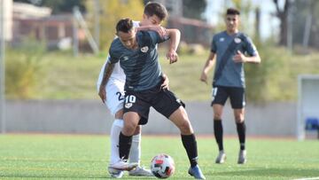 Cano protege el balón frente a un futbolista del Paracuellos Antamira.