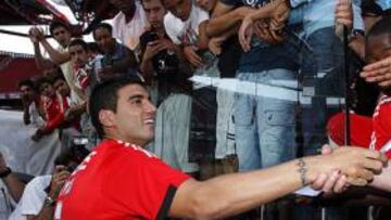 <b>ÍDOLO. </b>Reyes saluda a varios aficionados del Benfica.