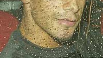 <b>POR 28 MILLONES EN 2000.</B> Ferdinand, de 23 años, 27 veces internacional, ha destacado especialmente en el Mundial 2002 con el equipo de Inglaterra, en el centro de la defensa.Formado en el West Ham, Ferdinand, llegó a Leeds en noviembre de 2000, por 28 millones de euros.