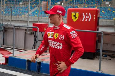 Mick Schumacher qued segundo en su debut con el Ferrari SF90 en los test de Bahrin, slo por detrs del piloto neerlands Max Verstappen.