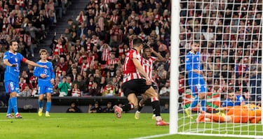1-0, Parada de Unai Simón a Aleksander Sorlth y contraataque de los locales. Nico Williams asiste raso al balcón del área colchonera y Alejandro Berenguer, que no se lo piensa dos veces y según le llega el balón, saca un derechazo para batir a Jan Oblak.