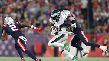 El colombiano Christian González tuvo un debut prometedor con los New England Patriots a pesar de la derrota 25-20 ante los Philadelphia Eagles.