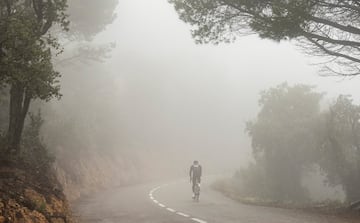 La subida al Alt de Sant Grau, que comienza tras un brusco giro a izquierdas, contaba con rampas explosivas del 7%, 10% e incluso hasta el 12%. Desde la cima, al fondo, se vea Llagostera, donde daba el camino en la otra vertiente de la bajada. Fue el rumbo que tom Ayuso tras la segunda y definitiva serie.