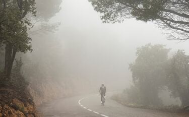 La subida al Alt de Sant Grau, que comienza tras un brusco giro a izquierdas, contaba con rampas explosivas del 7%, 10% e incluso hasta el 12%. Desde la cima, al fondo, se veía Llagostera, donde daba el camino en la otra vertiente de la bajada. Fue el rumbo que tomó Ayuso tras la segunda y definitiva serie.