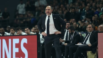 ATHENS (Greece), 06/03/2025.- Real Madrid's coach Chus Mateo reacts, during the Euroleague basketball match between Panathinaikos Athens and Real Madrid, held at the OAKA Indoor Hall in Athens, Greece, 06 March 2025. (Baloncesto, Euroliga, Grecia, Atenas) EFE/EPA/PETE ANDREOU