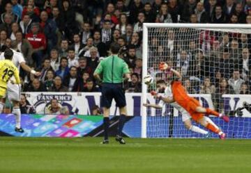 Carvajal salvó bajo palos esta clara ocasión del conjunto amarillo.