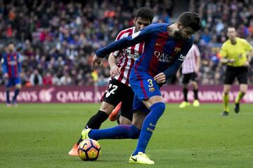 Piqué disputa un balón con Raúl García en el Barcelona-Athletic.