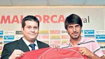 <b>CON LA CAMISETA. </b>El nuevo fichaje, Bruno China, posó con la elástica bermellona.