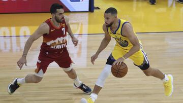 Facundo Campazzo frente a Stephen Curry