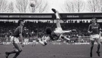 Van Basten con el Ajax ante el FC Den Bosch en la temporada 85/86.
