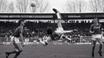 Van Basten con el Ajax ante el FC Den Bosch en la temporada 85/86. 