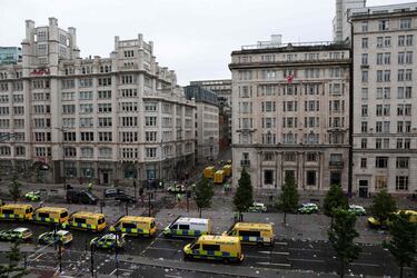 Un vehículo arremete contra aficionados del conjunto Red en el centro de la ciudad de Liverpool en la celebración del título de liga.
