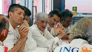 <b>CUMBRE. </b>Ecclestone, junto a los principales jefes de los equipos de la F-1, está decidido a imponer el sistema de medallas.
