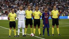 El equipo arbitral posa junto a Sergio Ramos y Messi durante 'El Clásico'