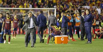 Final de la Copa del Rey en Mestalla. El Real Madrid ganó 1-2 al Barcelona con goles de Di María y Bale para los blancos y Marc Bartra para los catalanes. En la imagen, el equipo catalán triste tras la derrota.