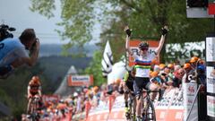 Anna Van der Breggen celebra su victoria en la Flecha Valona femenina 2019 en el Muro de Huy.