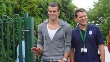 Bale, siempre sonriente, estuvo ayer en Cardiff inaugurando la Whitchurch Primary School.