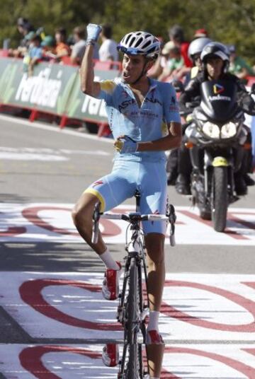 El ciclista italiano del Astana Fabio Aru celebra su victoria en el undécima etapa de la Vuelta Ciclista España, que ha transcurrido entre Pamplona y San Miguel de Aralar (Navarra), de 153,4 kilómetros.