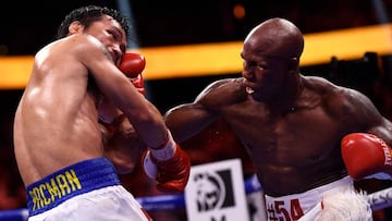 Manny Pacquiao recibe un golpe de Yordenis Ugas.