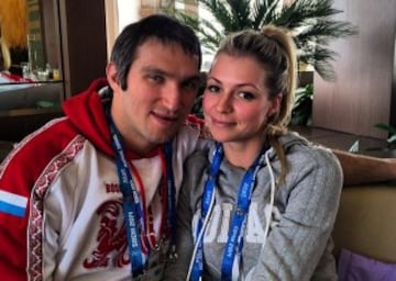 La tenista rusa y su compatriota jugador de Hockey comenzaron su relación en 2011, cuando parecía que todo marchaba de maravilla, pero en 2014 dieron a conocer su rompimiento.