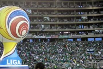 La afición del Deportivo Cali se encargó de la fiesta en la tribuna. El juego de ida de la final de la Liga Águila se pintó de verdiblanco.