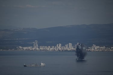 Un proyectil entrante explota sobre el agua mientras Israel emite una alerta nacional tras sus ataques contra Irán, en la bahía de Haifa, norte de Israel.