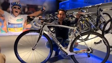 Alberto Contador muestra la bicicleta del Giro 2011.