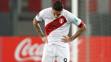 AME3244. LIMA (PER&Uacute;), 03/06/2021.- El jugador Paolo Guerrero de Per&uacute; lamenta hoy la derrota tras el final del partido contra Colombia por las eliminatorias sudamericanas al Mundial de Catar 2022, en el Estadio Nacional de Lima (Per&uacute;).