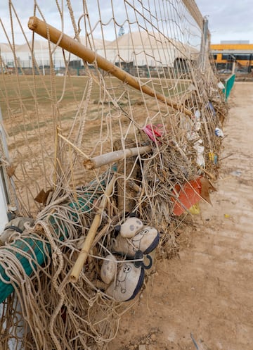 Aún quedan restos de basura enganchada a las redes de las porterías. 