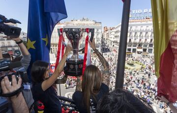 Las jugadoras rojiblancas Jennifer Hermoso y Lola Gallardo ofrecen la Copa de la Liga desde el balcón de la Real Casa de Correos, sede del Gobierno regional. 
 