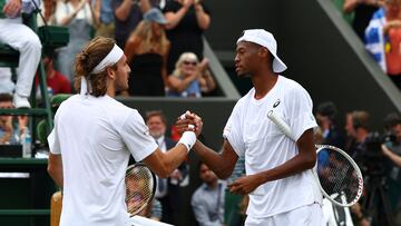 Christopher Eubanks y Stefanos Tsitsipas se saludan tras su partido en Wimbledon.