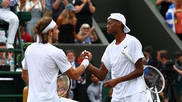 Christopher Eubanks y Stefanos Tsitsipas se saludan tras su partido en Wimbledon.