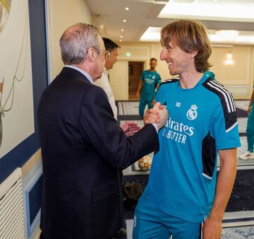 Visita Florentino Pérez a la plantilla antes de la final. En la fotografía junto a Luka Modric.