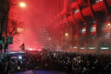 El frío y la lluvia no detuvieron a miles de aficionados que quisieron arengar al Real Madrid en su llegada al Bernabéu.