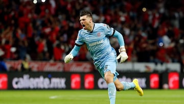MEX6550. TOLUCA (MÉXICO), 13/10/2022.- Tiago Volpi del Toluca celebra un gol anotado al Santos, durante un partido de Cuartos de Final del torneo Apertura 2022 de la Liga MX, disputado en el estadio Nemesio Diez, en Toluca (México). EFE/ Alex Cruz