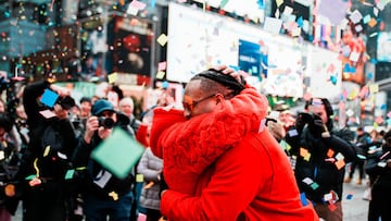 Teon Henderson y Deondre Moultrie celebran tras una propuesta de matrimonio durante un evento del Día de San Valentín en Times Square, Manhattan, Nueva York, EE. UU., el 14 de febrero de 2026.
