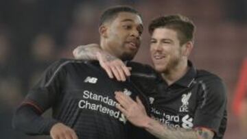 Ibe y Alberto Moreno celebran el &uacute;nico tanto del encuentro. 