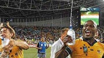 <b>ESPERA EUROPA.</b> No es champán, sino agua, lo que escancian los australianos tras ganar a los All Blacks en semifinales. En la final se enfrentarán a Francia o Inglaterra, que juegan hoy.