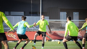 14-03-25. DUBASIN, RODEADO DE COMPAÑEROS EN EL ENTRENAMIENTO DEL SPORTING EN MAREO.