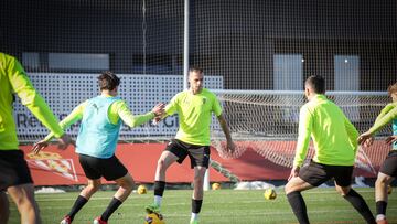 14-03-25. DUBASIN, RODEADO DE COMPAÑEROS EN EL ENTRENAMIENTO DEL SPORTING EN MAREO.