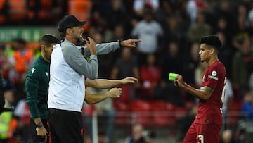 Jürgen Klopp y Luis Díaz durante el partido entre Liverpool y Ajax por Champions League.