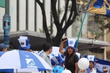 Las calles de Bogotá se pintan de azul y blanco