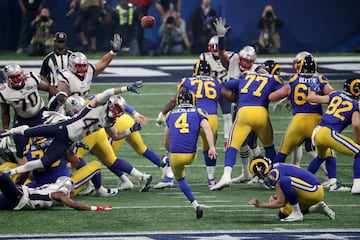 Con un gol de campo de 50 yardas, Greg Zuerlein empató los cartones para los Rams.