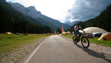 Ciclista en las Dolomitas (Alpes italianos)